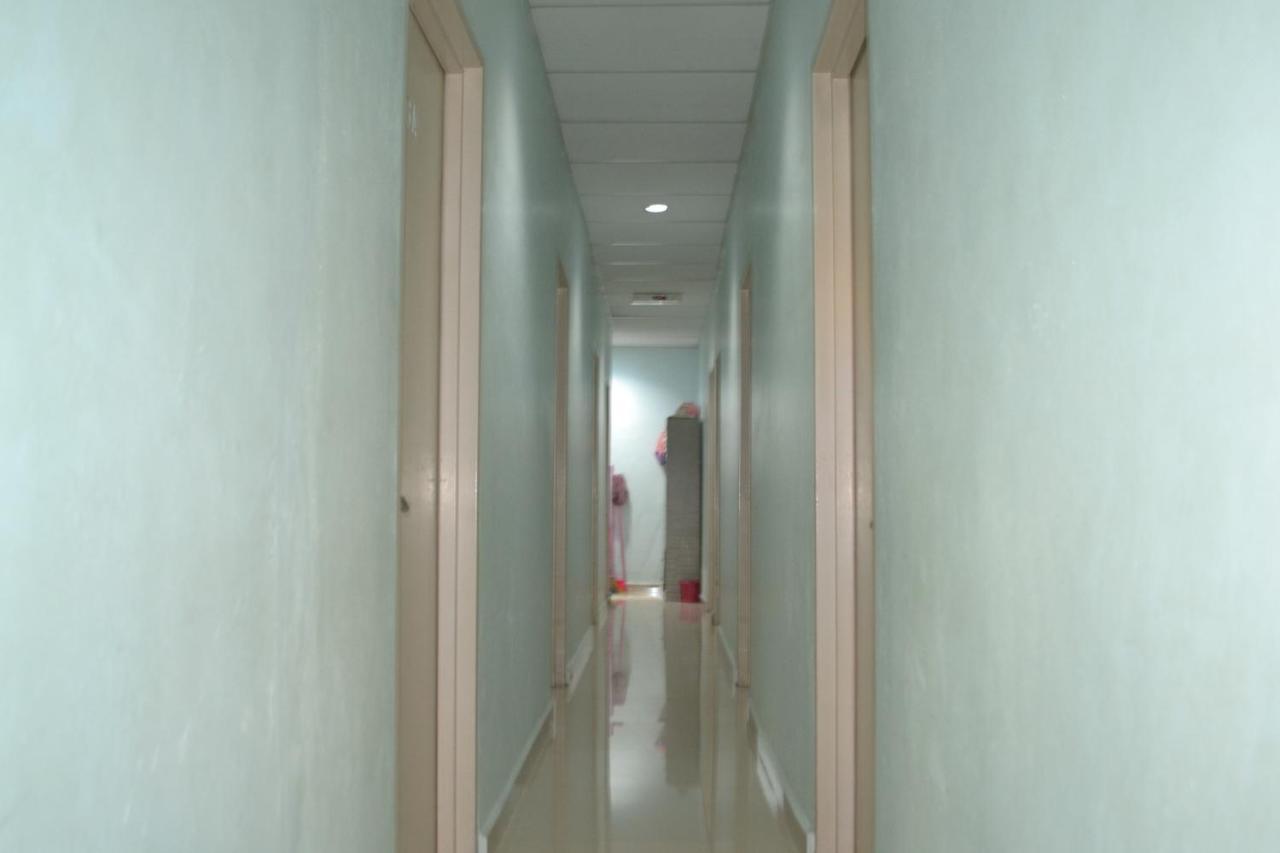 Oyo 89737 Hotel Tishoa Kampong Batu Tiga Екстериор снимка