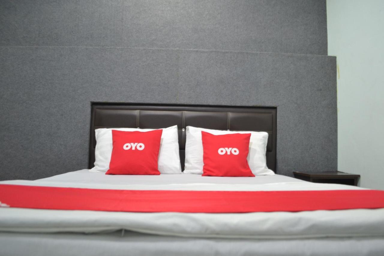 Oyo 89737 Hotel Tishoa Kampong Batu Tiga Екстериор снимка