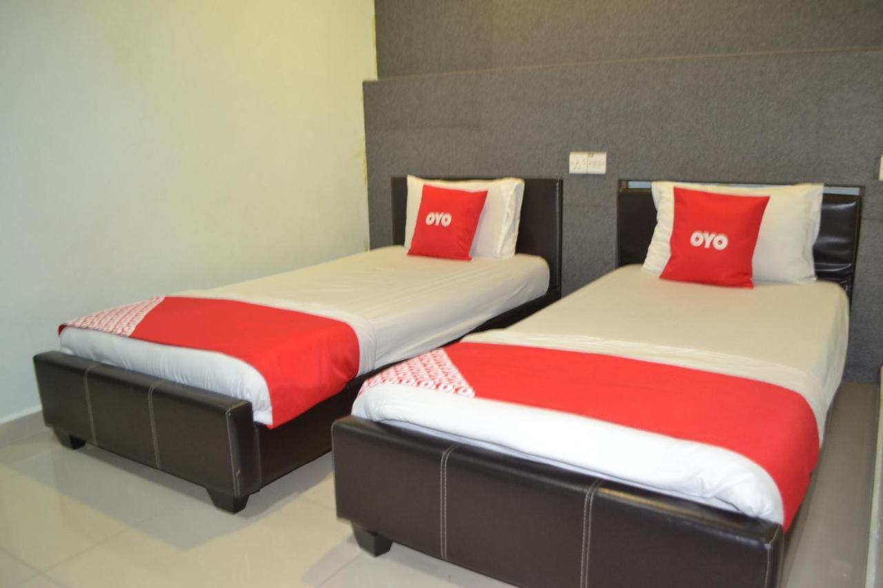 Oyo 89737 Hotel Tishoa Kampong Batu Tiga Екстериор снимка