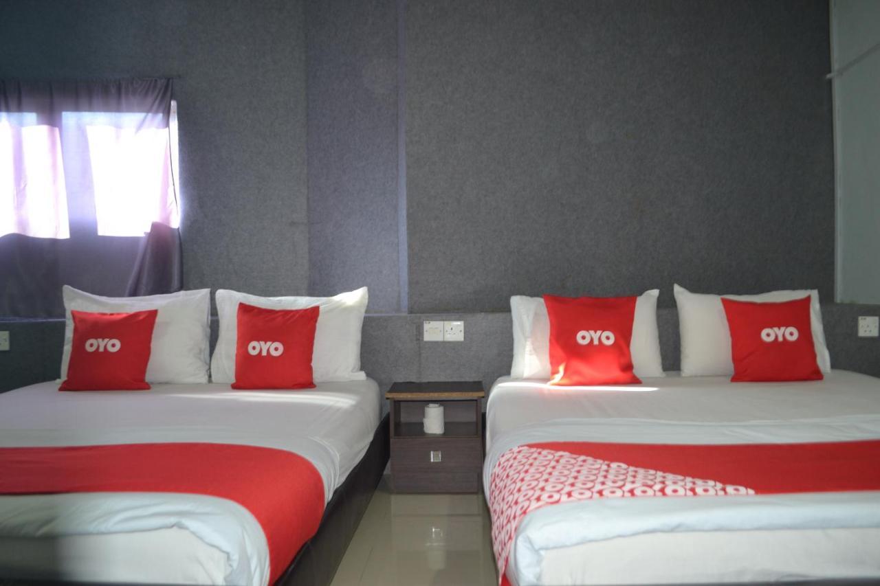 Oyo 89737 Hotel Tishoa Kampong Batu Tiga Екстериор снимка