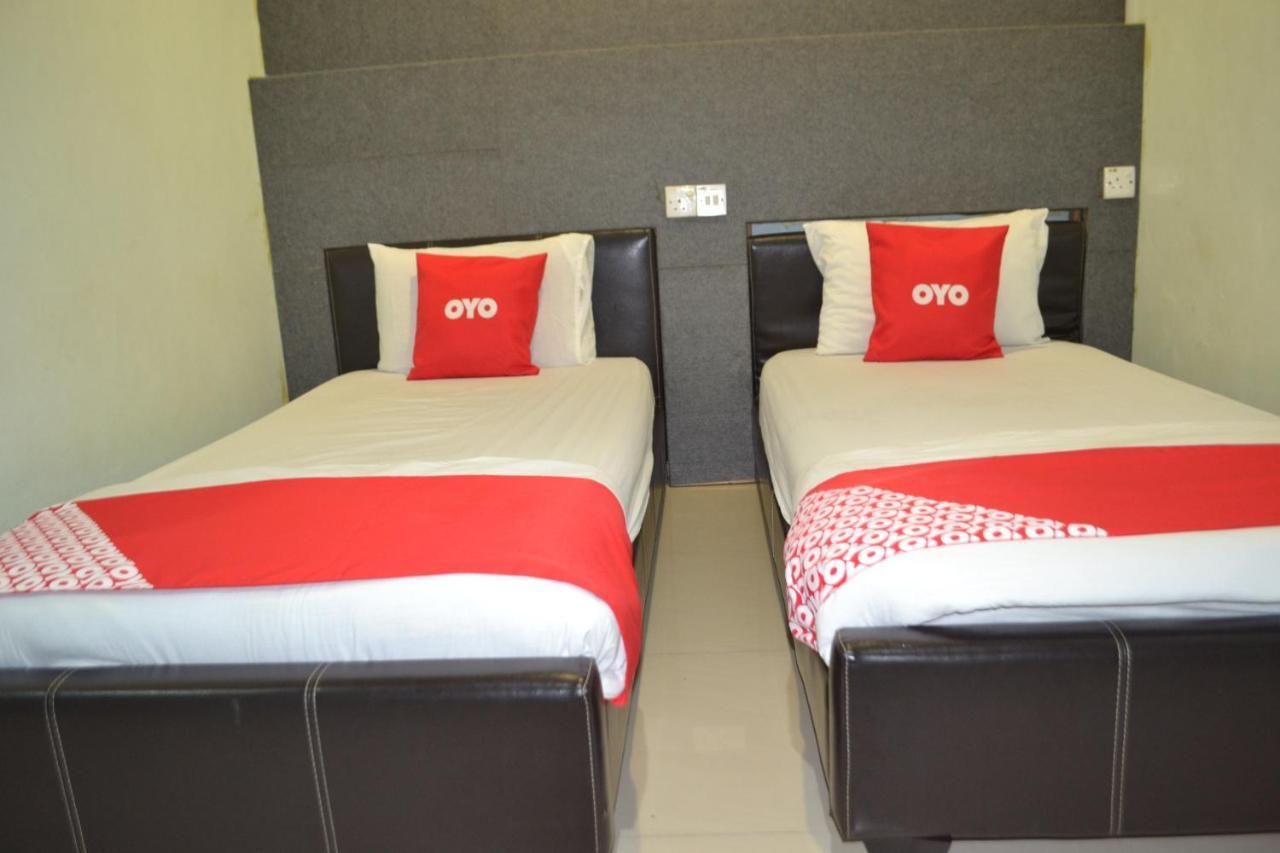 Oyo 89737 Hotel Tishoa Kampong Batu Tiga Екстериор снимка