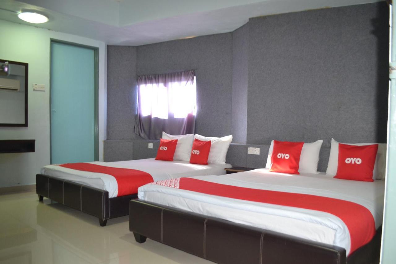 Oyo 89737 Hotel Tishoa Kampong Batu Tiga Екстериор снимка
