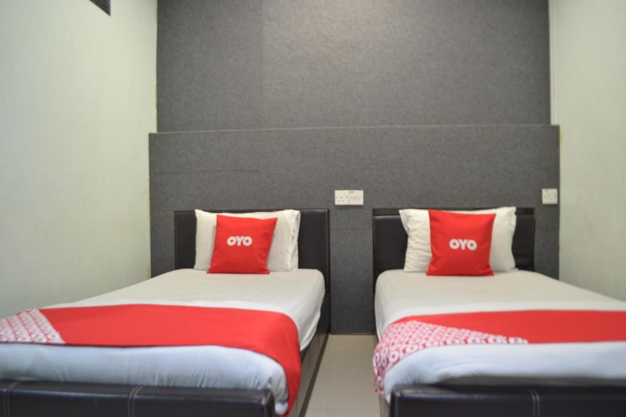 Oyo 89737 Hotel Tishoa Kampong Batu Tiga Екстериор снимка